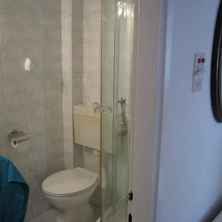 Ada Novak * חוואר