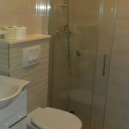 Ada Novak דירה חוואר